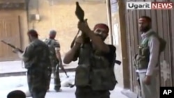 Para tentara pemberontak Suriah berkumpul di salah satu sudut kota Aleppo, yang berhasil mereka rebut dari pasukan pemerintah (29/9).