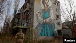 Un militar ucraniano camina cerca de una edificio residencial en la ciudad de Avdiivka, en la región de Donetsk, el 8 de noviembre de 2023.
