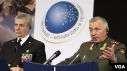 Kepala Staf Militer Rusia, Jenderal Nikolai Makarov (kanan) saat menghadiri pertemuan NATO di Brussels (Mei 2011).