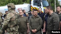 El presidente ucraniano, Volodymyr Zelenskyy, visita un área inundada por la rotura de una represa en la región de Jersón el 8 de junio de 2023.