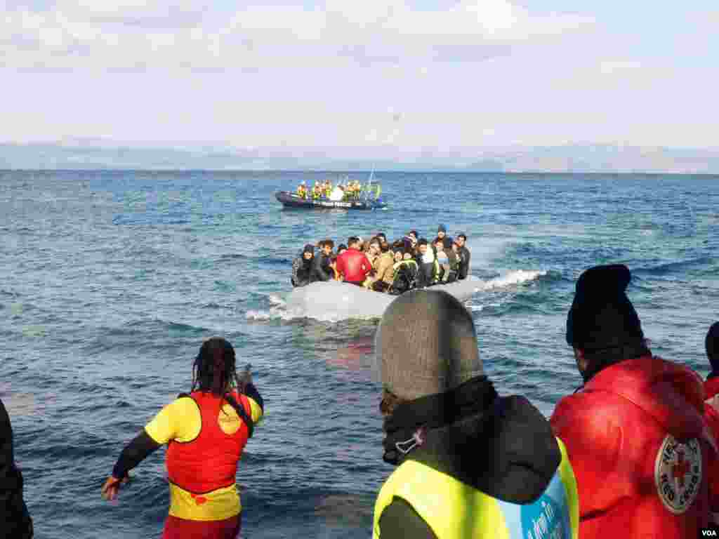 Despite the cold weather this month, more than 20 times the amount of people are arriving in Greece than in January of 2015, a year in which more than a million people made the dangerous journey to Europe seek asylum, Jan. 19, 2016, Lesbos, Greece. (VOA/H