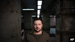 El presidente de Ucrania, Volodymyr Zelenskyy, posa para una fotografía después de su entrevista con The Associated Press en Kharkiv, Ucrania, el jueves 30 de noviembre de 2023. [Foto: Archivo/AP].