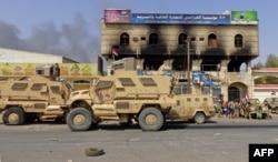 Yemeni pro-government forces gather on the eastern outskirts of Hodeidah, as they continue their battle to wrestle control of the city from Houthi rebels, Nov. 8, 2018.