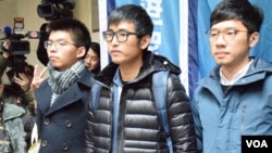 资料照：香港“双学三子” 黄之锋、周永康和罗冠聪在终审法院外面见媒体 。（2018年2月6日）