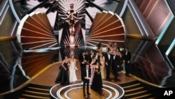 ผู้กำกับ ทีมงานและนักเเสดงบางส่วนของภาพยนตร์อโนราขึ้นรับรางวัลภาพยนตร์ยอดเยี่ยม ที่งานประกาศรางวัลออสการ์ ณ โรงละคร Dolby Theatre นครลอสแอนเจลิส วันที่ 2 มี.ค. 2025