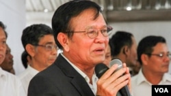 ប្រធាន​ស្តីទី​នៃ​គណបក្ស​ជំទាស់​លោក កឹម សុខា បង្ហាញ​វត្តមាន​ជា​សាធារណៈ​ដ៏​កម្រ ក្រោយពី​មាន​ការប៉ុនប៉ង​ចាប់ខ្លួន និង​រងបណ្ដឹង​ផ្លូវច្បាប់​ដ៏​ចម្រូងចម្រាស នៅក្នុង​ពិធី​រំឭក​វិញ្ញាណក្ខ័ន្ធ​ជនរងគ្រោះ​ក្នុង​ព្រឹត្តិការណ៍​ខែកក្កដា ឆ្នាំ១៩៩៧ នៅ​ទីស្នាក់ការ​កណ្ដាល​គណបក្ស​សង្គ្រោះ​ជាតិ​ក្នុង​ក្រុង​ភ្នំពេញ កាលពី​ថ្ងៃទី៦ ខែកក្កដា ឆ្នាំ២០១៦។ (ហ៊ាន សុជាតា/VOA)