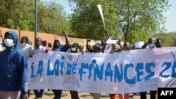 Des manifestants marchent avec une banderole pour protester contre la loi de finances 2018, à Niamey, Niger, le 14 janvier 2018.