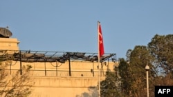 Bendera Turki tergantung di tiang di Kedutaan Besar Turki di Damaskus, 14 Desember 2024. (Bakr ALKASEM / AFP)