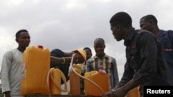 Jama'a da dama sun dogara akan 'yan fasa kaurin man fetur domin samun wutar lantarki. Mayu 27, 2015