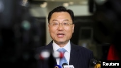 资料照：中国驻美大使谢峰 抵达纽约肯尼迪国际机场时对媒体讲话。（2023年5月23日）