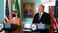 Menteri Luar Negeri Arab Saudi Pangeran Faisal bin Farhan Al Saud menyimak pidato Menteri Luar Negeri AS Mike Pompeo (kanan) dalam pertemuan di Departemen Luar Negeri AS di Washington, Rabu, 14 Oktober 2020. 