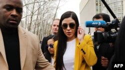 Istri dari gembong narkoba asal Meksiko Joaquin 'El Chapo' Guzman, Emma Coronel Aispuro, keluare dari gedung pengadilan di Kota New York setelah menjalani persidangan atas keterlibatan dirinya dalam bisnis narkoba milik sang suami. (Foto: AFP/Getty Images/Spencer Platt)