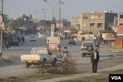 Without fuel for heat, locals in this Mosul neighborhood, only recently a scene of fierce fighting, drag firewood into urban areas for heating and cooking, Jan. 8, 2017. (H. Murdock/VOA)
