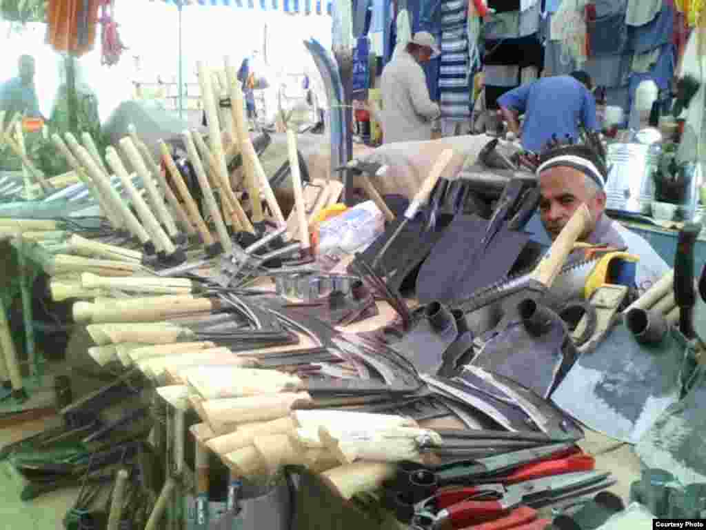 Hunarmandlar rastasi dehqonchilik ish qurollari bilan to'la.