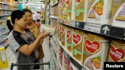 Khách hàng chọn sữa bột tại một siêu thị ở Hợp Phì, tỉnh An Huy, Trung Quốc, ngày 5/8/2013.