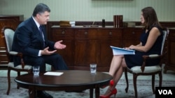 VOA's Myroslava Gongadze speaks with Ukrainian President Petro Poroshenko in Kyiv, Ukraine, September 4, 2015.