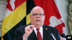 ARCHIVO - El gobernador de Maryland, Larry Hogan, durante una conferencia de prensa en Annapolis, Maryland, el 3 de junio de 2020. Hogan es uno de los gobernadores estadounidenses que han ofrecido ayudar a reubicar a refugiados afganos.