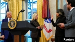 হোয়াইট হাউসে প্রেসিডেন্ট ডনাল্ড ট্রাম্পের উপস্থিতিতে যুক্তরাষ্ট্রের জাতীয় গোয়েন্দা দপ্তরের প্রধান হিসেবে তুলসী গ্যাবার্ডের শপথ পাঠ করাচ্ছেন যুক্তরাষ্ট্রের অ্যাটর্নি জেনেরাল প্যাম বন্ডি। ফটোঃ ১১ ফেব্রুয়ারি, ২০২৫।