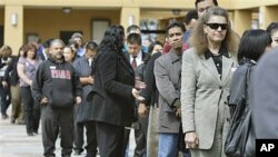 Job applicants wait in line at a job fair in San Jose, California, March 22, 2011 (file photo)