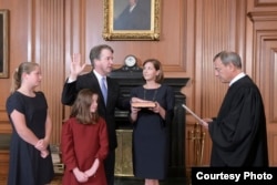 El presidente de la Corte Suprema de EE.UU., John Roberts, tomando el juramento constitucional a Brett Kavanaugh en la Corte Suprema en Washington el 6 de octubre de 2018.