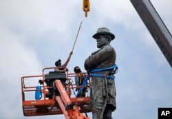 Workers prepare to take down the statue of former Confederate general Robert E. Lee, which stands more than 100 feet tall, in Lee Circle in New Orleans, May 19, 2017.
