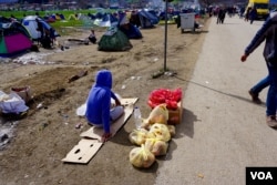 Police have told refugee entrepreneurs like this one to stop selling goods at the Greek village of Idomeni, at the border with Macedonia. (J. Dettmer/VOA)