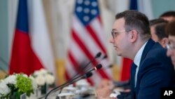 Міністр закордонних справ Чеської Республіки Ян Ліпавський під час зустрічі з держсекретарем Ентоні Блінкеном у Державному департаменті США у вівторок, 2 травня 2023 року у Вашингтоні. (AP Photo/Alex Brandon)