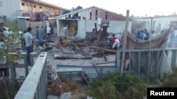 Penduduk memeriksa kerusakan setelah sebuah roket menghantam sebuah kamp pengungsi dalam pertempuran antara kelompok bersenjata di Tripoli, Libya, 2 September 2018.