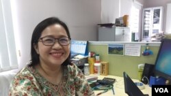 កញ្ញា ​ម៉ាន ​អាស៊ីសាស់ ​អ្នក​សម្របសម្រួល​គោល​នយោបាយ​និង​យុទ្ធនាការ​ របស់​អង្គការ​អន្តរជាតិ ​Oxfam​ ប្រចាំ​នៅ​កម្ពុជា​និង​ជា​អ្នក​ដែល​ដឹកនាំ​យុទ្ធនាការ​​នេះ​បាន​ និយាយ​ជាមួយ​អ្នក​យកពត័ត៌មាន VOA ផនបុប្ផា​នៅ​ការិយាល័យ Oxfam នៅ​រាជធានី​ភ្នំពេញ​ កាលពី​ថ្ងៃទី៣ ខែឧសភា ឆ្នាំ២០១៧។ (ផនបុប្ផា​/VOA) 