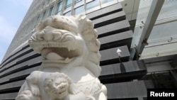 北京金融街一家银行外的石狮子和监控摄像头。（2021年7月9日）