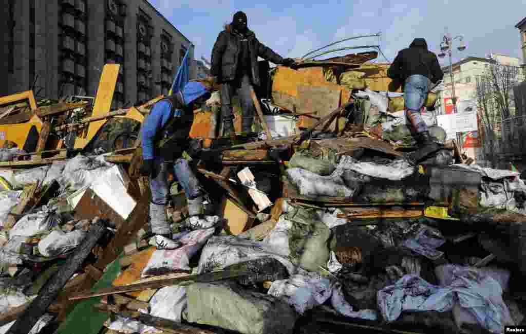 Hökumətə qarşı etirazçılar barikadalar qurur - Kiyev, 20 yanvar, 2014 