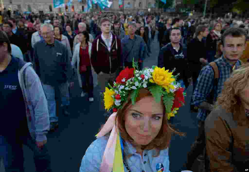 A woman wears a traditional Ukrainian flower headband during an anti-war rally in downtown Moscow, Russia, Sept. 21, 2014. 
