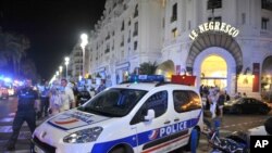 Une voiture de police est stationnée près du lieu où a eu lieu une attaque par camion qui a causé la mort de plusieurs dizaines personnes à Nice, France, 14 juillet 2016. (AP Photo / Christian Almiñana)