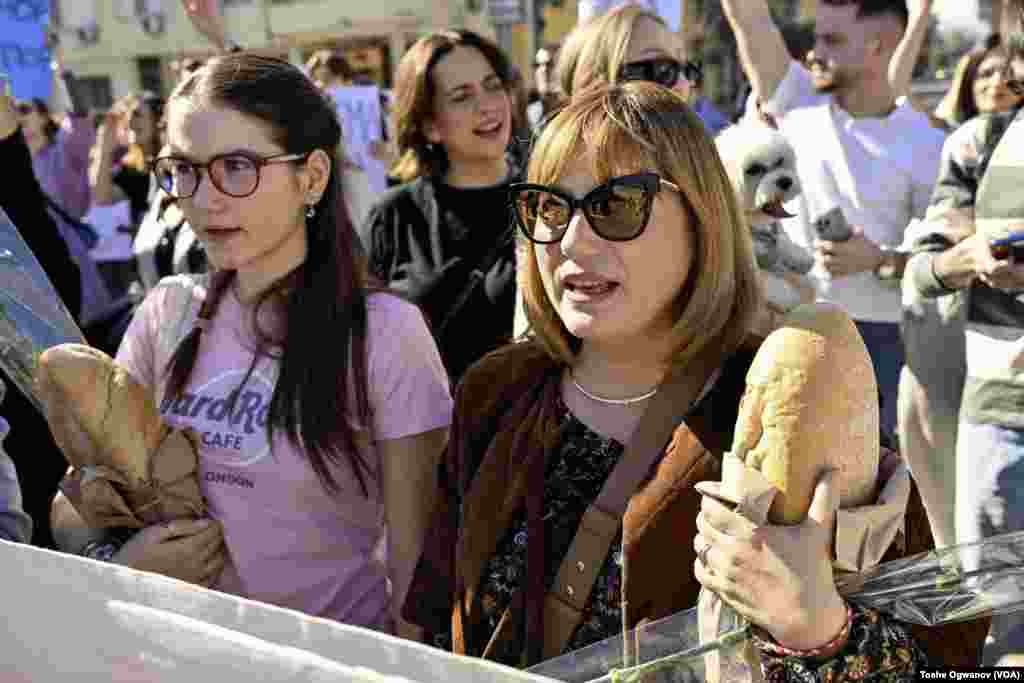 Леб и ружи во рацете, беа дел од реквизититите на протестот каде беше нагласено дека подароците од ружи нема да ја подобрат економската и егзистенцијалната состојба на жените