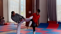 تمرین کیمیا علیزاده، عضو تیم تکواندو پناهندگان، با هم تیمی‌اش امیر محمد حسینی پیش از رقابتهای گزینشی المپیک توکیو