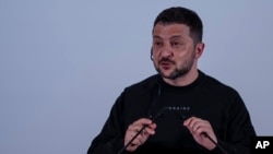 រូបឯកសារ៖ ប្រធានាធិបតី​អ៊ុយក្រែន​លោក Volodymyr Zelenskyy ថ្លែង​ក្នុង​អំឡុង​ពេល​សន្និសីទ​សារព័ត៌មាន​មួយ​នៅ​ក្នុង​កិច្ច​ប្រជុំ​កំពូល​នៃ​ក្រុម​ប្រទេស​ទាំង​ប្រាំពីរ G-7 នៅ​ក្នុង​ទីក្រុង Hiroshima ភាគ​ខាងលិច​ប្រទេស​ជប៉ុន កាលពី​ថ្ងៃ​អាទិត្យ ទី២១ ខែ​ឧសភា ឆ្នាំ២០២៣។