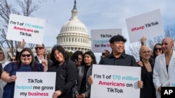 TikTok 的忠实拥护者在华盛顿国会大厦前向路过的驾车者打气，此前众议院通过了一项法案，如果TikTok在中国的所有者不出售该应用程序，将在全美范围内禁用该流行视频应用。（2024 年 3 月 13 日）