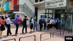 Students line up to get their body temperature checked and hands sanitized at French Institute of Cambodia in Phnom Penh before the institute announces on its Facebook page that it would close temporarily starting from 8pm, Monday, March 16th, 2020. (Nem Sopheakpanha/VOA Khmer)
