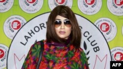 FILE - Qandeel Baloch, selebriti media sosial Pakistan yang kontroversial, dibunuh saudara laki-lakinya pada Juli 2016.