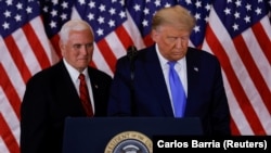 Donald Tramp i Majk Pens, odlazeći američki predsednik i aktuelni američki potpredsednik (Foto: REUTERS/Carlos Barria)