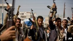 Pemerontak Syiah Houthi siaga di dekat istana Presiden di Sanaa, Yaman (19/1).