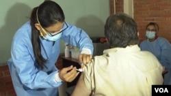 Una trabajadora de la salud aplica una vacuna contra COVID-19 a una persona en Tegucigalpa, Honduras. Foto de Oscar Ortuiz, VOA. Foto de archivo.