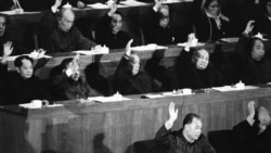 1981年12月13日，中国人大会议上，中国领导人表决通过赵紫阳（第一排左）总理的经济工作报告。第二排左起：胡耀邦、邓小平、李先念、陈云、华国锋。