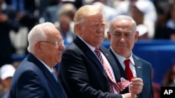 De g. à d., le président israélien Reuven Rivlin, le président américain Donald Trump et le premier ministre israélien Benjamin Netanyahu, à Tel Aviv, Israël, le 22 mai 2017. (AP Photo/Evan Vucci)