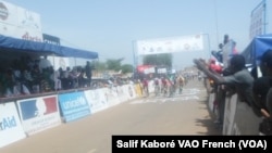 L'arrivée de la 5e étape du Tour du Faso, Boromo, 3 nov. 2015. Photo Salif Kaboré VOA