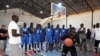 Olumide Oyedeji (ancien joueur de la NBA) travaille avec de jeunes joueurs au premier centre de formation de la NBA en Afrique, à Thies, Sénégal, 2 mai 2017. (Photo: NBA/Reuters)
