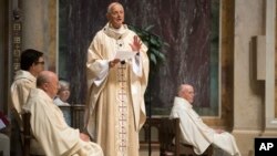 
Kardinal Donald Wuerl, Uskup Agung Washington, berbicara di hadapan umat yang menghadiri misa di Gereja Katedral St. Mathews, di Washington, 15 Agustus 2018.