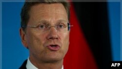 Ngoại trưởng Đức Guido Westerwelle nói chuyện với các phóng viên về tình hình tại Libya, Syria, và 2 công dân Ðức bị mất tích ở Afghanistan tại Trụ sở Bộ Ngoại giao ở Berlin
