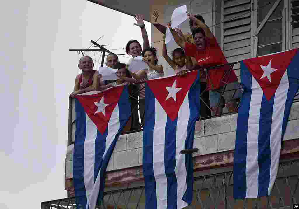 People wave to Pope Benedict as he rides in his popemobile during his departure for the airport in Havana, Cuba, March 28, 2012. (AP)