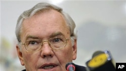UN political chief Lynn Pascoe speaks during a press conference at the UNDP office in Beijing, Feb 2010 (file photo)